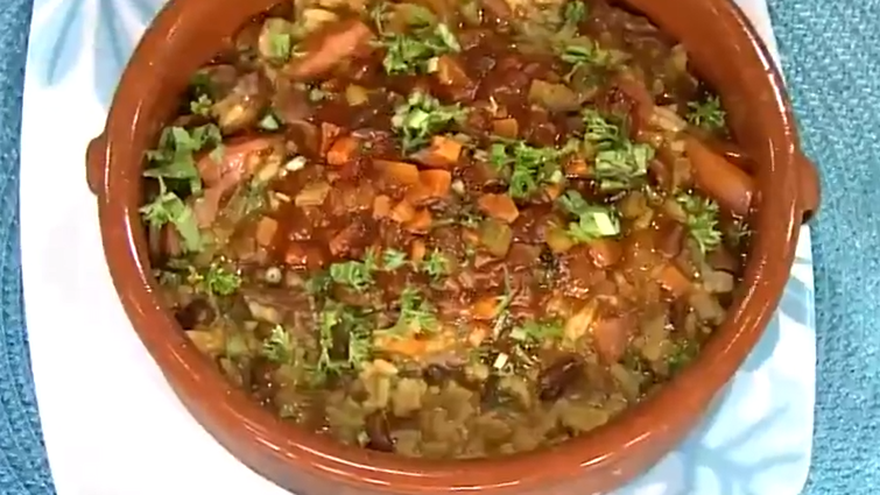 Guacho de frijol chiricano con ropa vieja