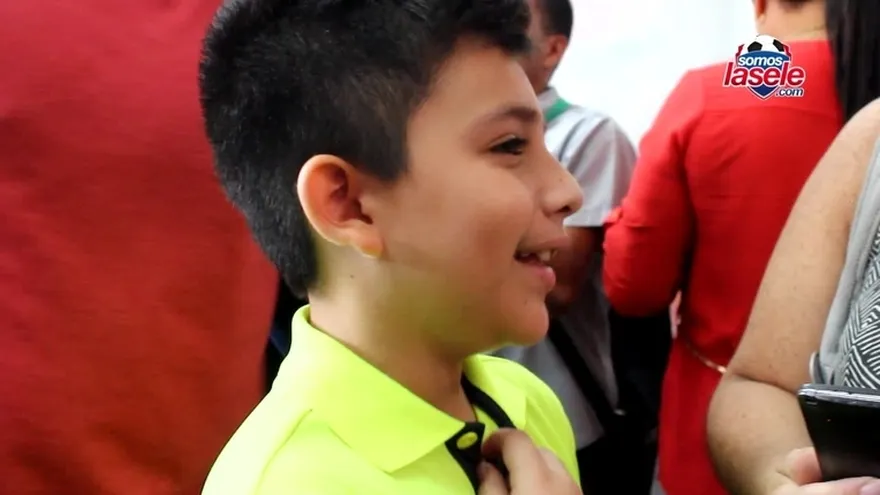 El pequeño Héctor, en busca de una foto con el "Pipe" Baloy