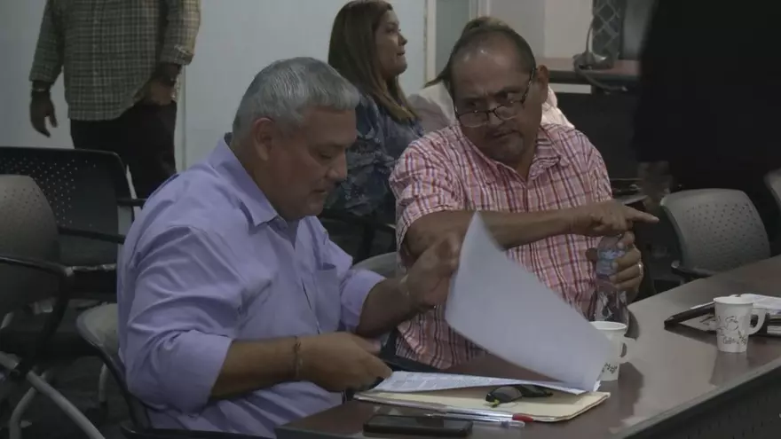 Docentes se reúnen con diputados en la Asamblea Nacional.