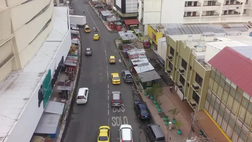 Alcaldía remueve kioscos de buhoneros en Calidonia