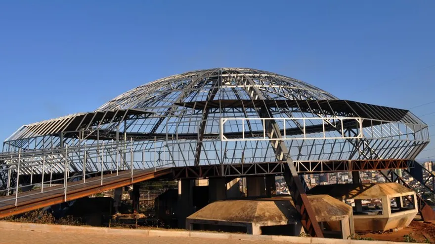 Construcción de un "Memorial" de un platillo volador en Brasil,