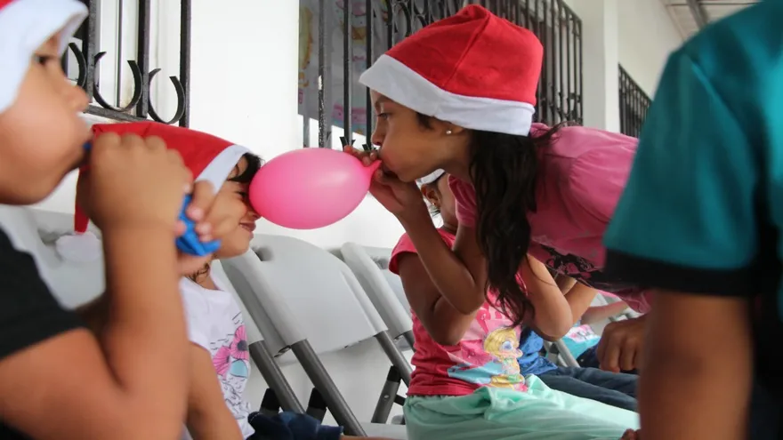 Niños y niñas de Casa Hogar Las Américas celebraron la víspera de la Navidad. La actividad fue organizada por el Senniaf.