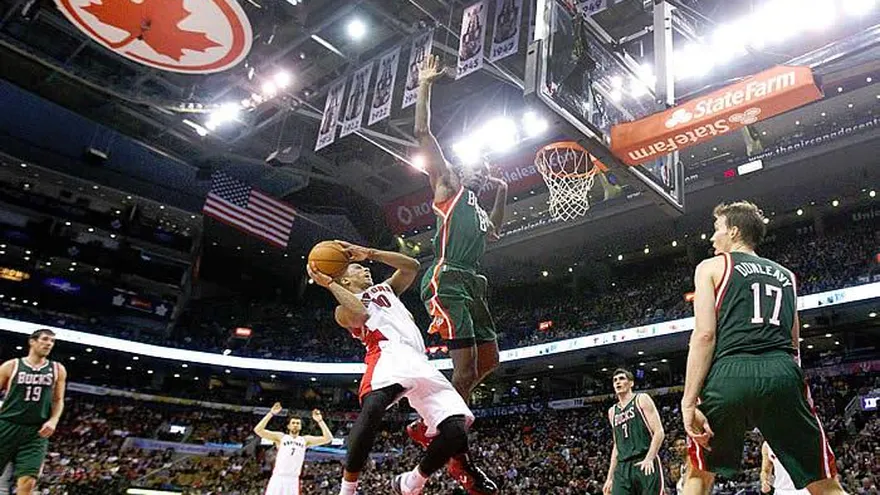 Ilyasova y los Bucks superan a unos Raptors con Forbes