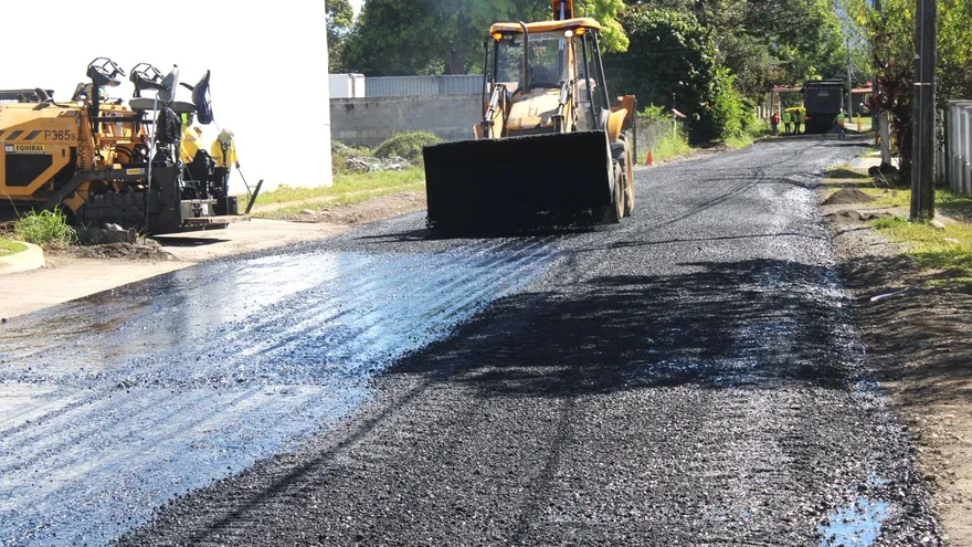 El personal del Ministerio de Obras Públicas realiza trabajos de aplicación de asfalto caliente en la comunidad de Los Algarrobos, distrito de Dolega.