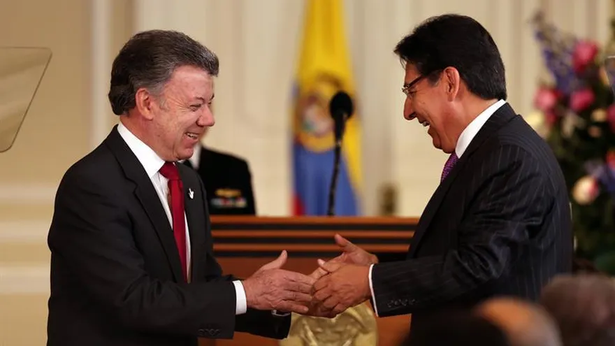 En la imagen, el presidente de Colombia, Juan Manuel Santos (i), junto al fiscal general colombiano, Néstor Humberto Martínez (d).