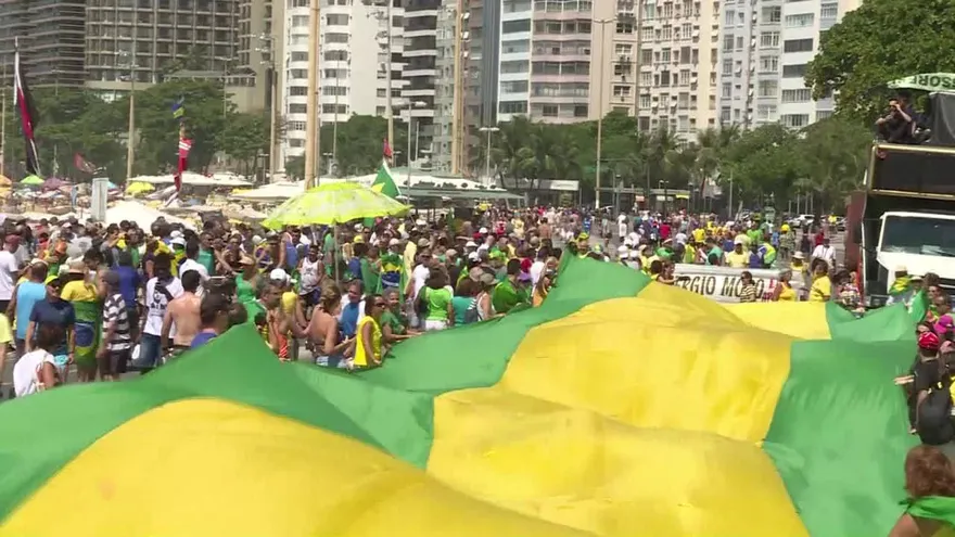 Brasileños hartos de corrupción exigen investigar a políticos