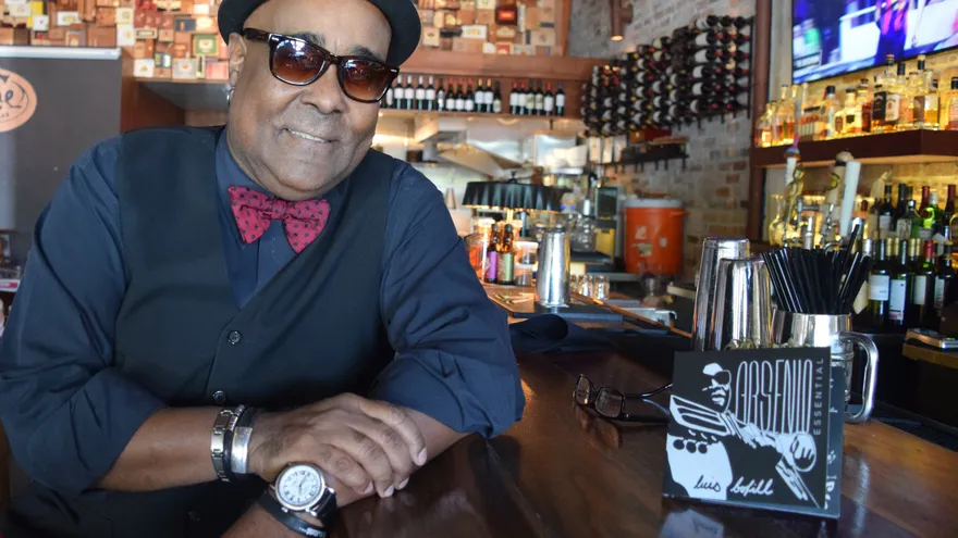 El sonero cubano Luis Bofill, en Neme Gastro Bar de Miami, Florida.