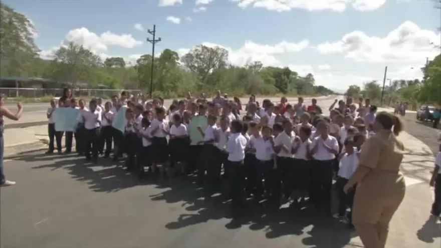 Padres de familia y estudiantes en Coclé cierran la vía Interamericana