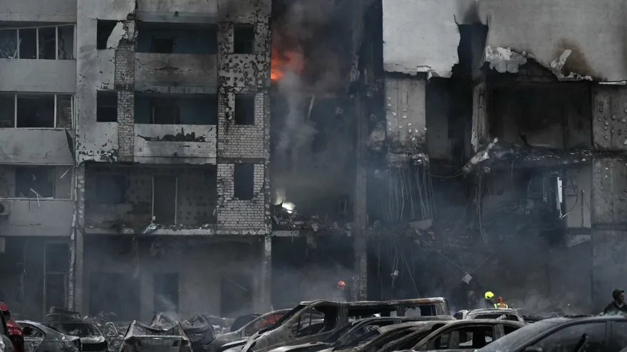 Coches incendiados aparcados frente a un edificio residencial tras un ataque con misiles rusos contra la capital ucraniana, Kiev, el 6 de julio de 2026