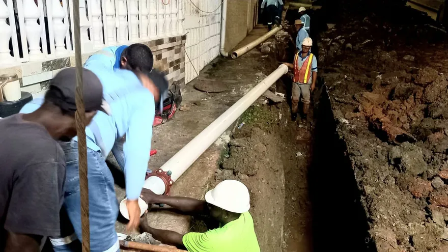 equipo del idaan hacen los reemplazo de tuberias para mejor calidad de agua potable en juan diaz