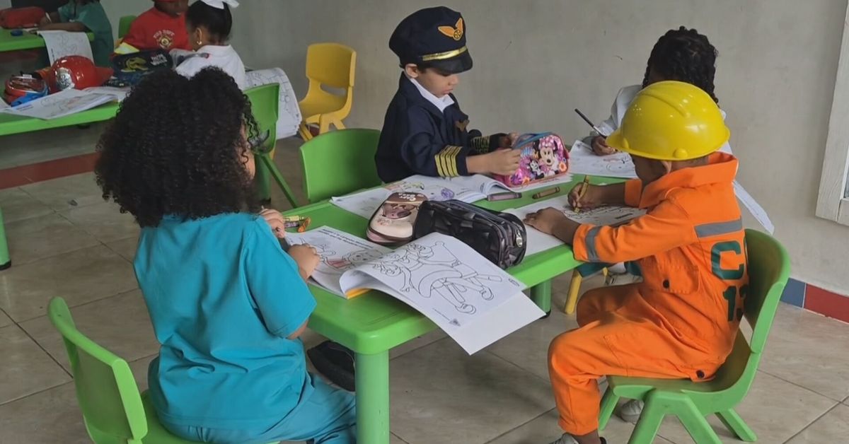 Niños en Colón conmemoran el Día del Trabajador soñando con su futuro