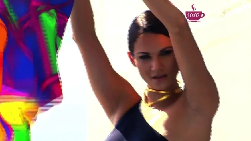 Carolina realizó su primera sesión de fotos embarazada en vestido de baño