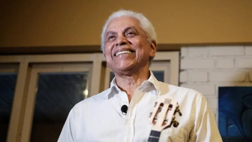 El cantante y compositor de samba brasileño Paulinho da Viola sostiene un "cavaquinho" (instrumento de cuerda de la familia de la guitarra).