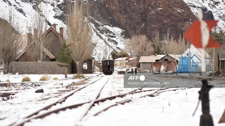 Un millar de camiones espera la reapertura de las carreteras que unen Argentina y Chile, cerradas por las intensas nevadas que caen desde hace más de una semana en los Andes, donde se evacuó un centenar de personas en la provincia de Mendoza.