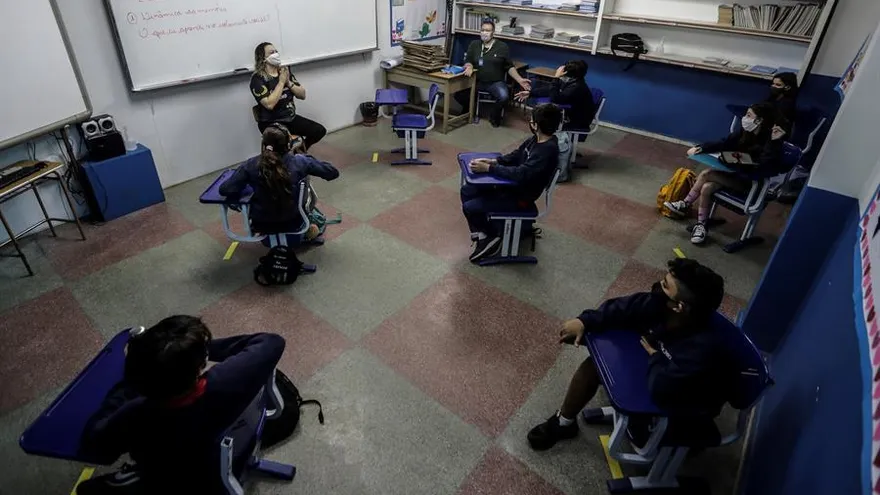 Alumnos de una escuela particular participan de una clase durante el regreso de algunas escuelas, este martes, en la ciudad de Río de Janeiro.