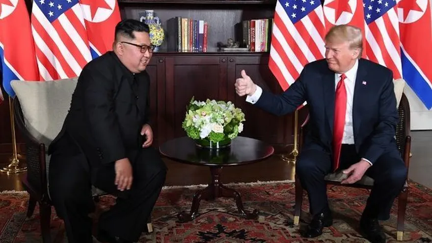 Foto archivo de un encuentro privado entre el presidente de Estados Unidos, Donald Trump y el presidente norcoreano Kim Jong Un