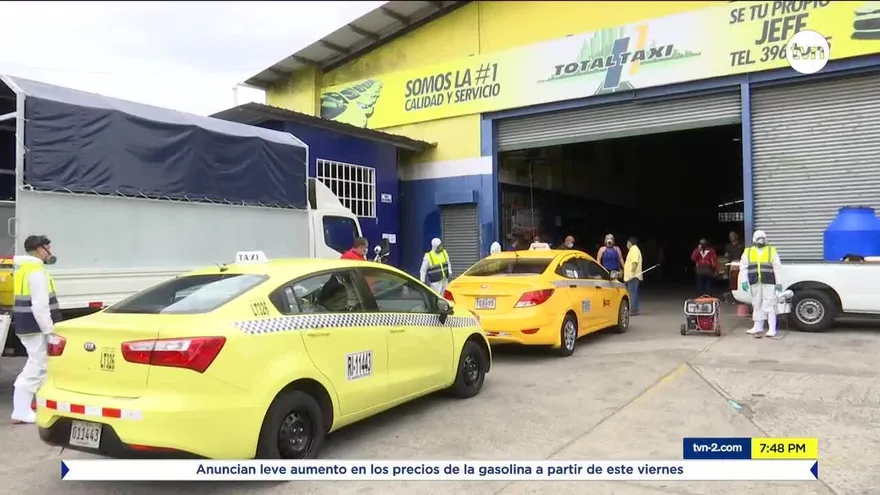 Desinfectan flota de taxis para prevenir propagación de COVID-19