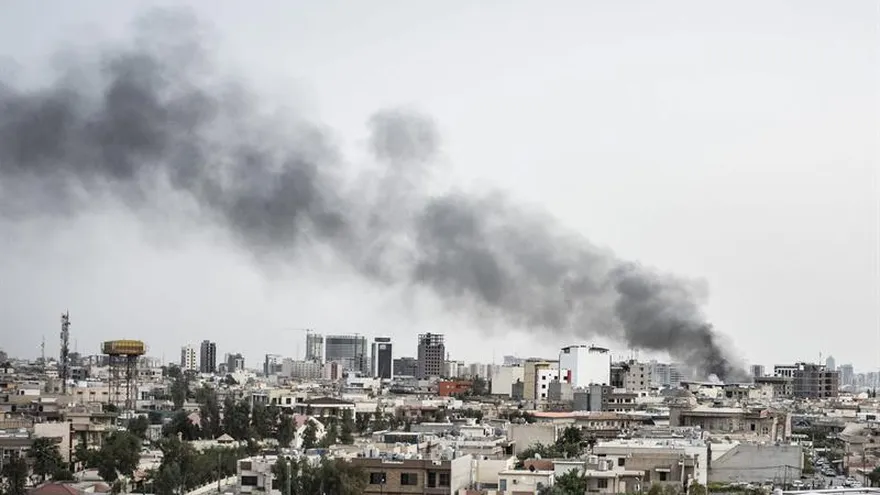 Vista del humo procedente de la explosión de un coche bomba, sobre los edificios de la ciudad de Erbil, Irak.