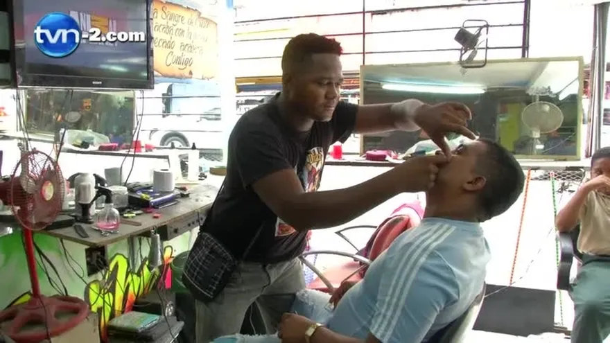 Alcaldía regulará barberías callejeras