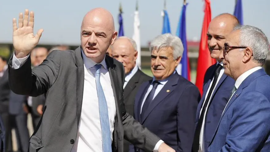 Infantino señala la reapertura de estadios como objetivo, pero prioriza la salud