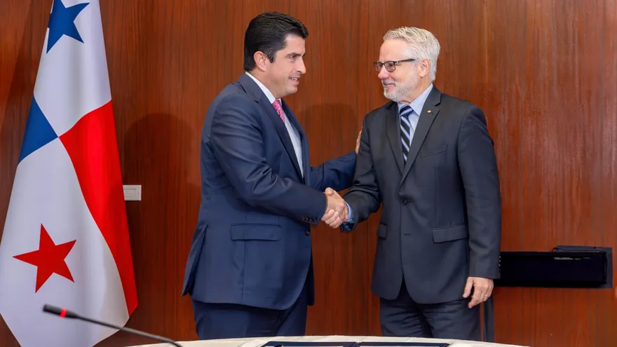 Miguel Antonio Lorenzo Fábrega, subadministrador del Canal de Panamá toma posesión.