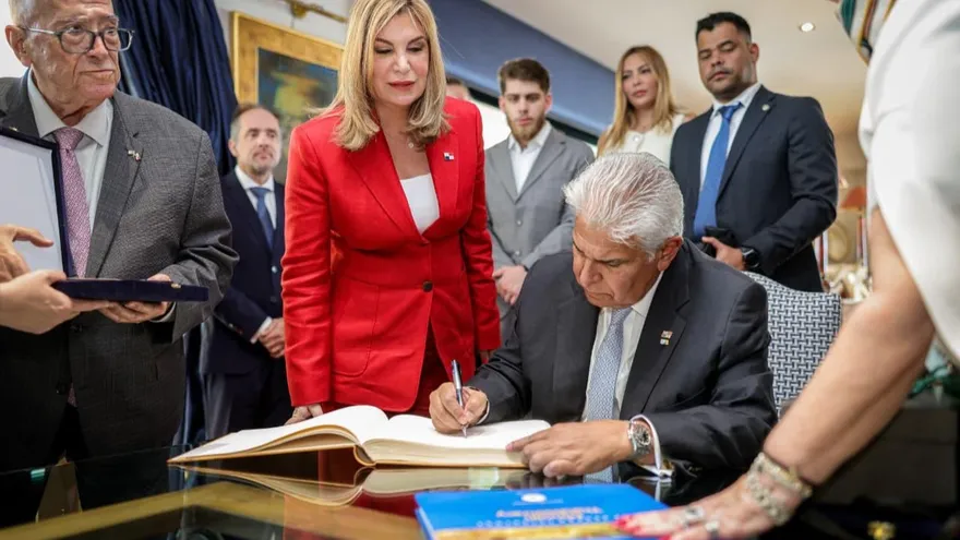 Panama seeks to boost ship registry with Greek shipowners