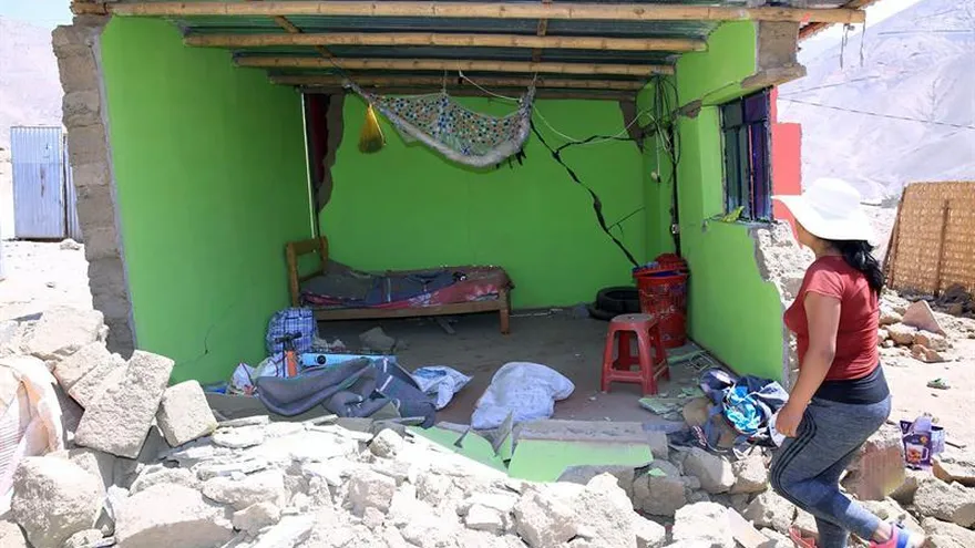 Fotografía cedida este domingo por la Agencia Andina de Noticias en la que se registró una vivienda afectada por un sismo, que se registró en la madrugada de este domingo, en la localidad de Relave, provincia de Parinacochas, en el sur del departamento de Ayacucho (Perú).