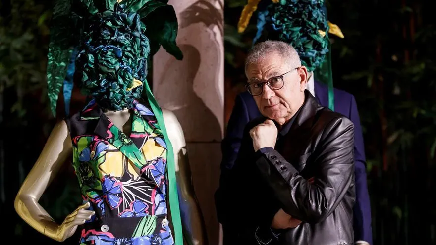 El diseñador de moda español Roberto Verino posa durante la presentación de su colección "Legado" en la Residencia de la Embajada de España, en Ciudad de México (México).
