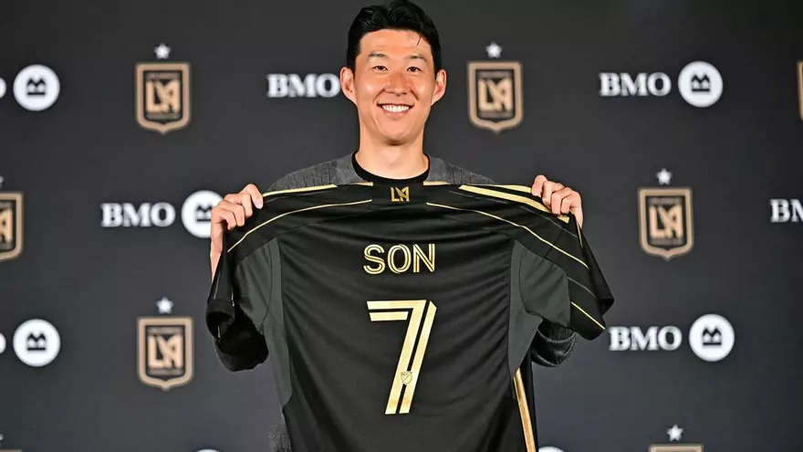 Son Heung-min muestra la camiseta y el número que utilizará con su nuevo equipo