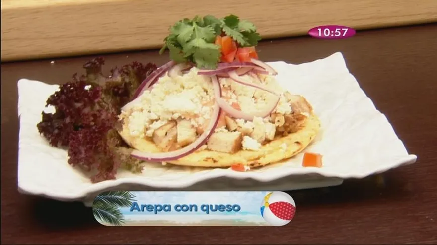 Arepa con queso blanco y pollo deshilachado