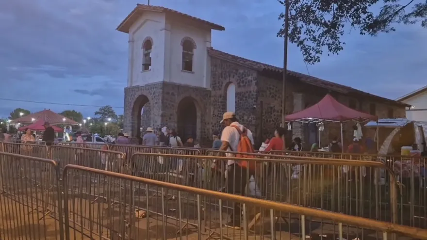 El primer día de Naviferias del Instituto de Mercadeo Agropecuario (IMA) en la provincia de Veraguas transcurrió con normalidad y gran asistencia durante este martes 9 de diciembre, con la particularidad de que, a las 5:30 a.m., las filas ya habían avanzado con rapidez y en los cinco puntos de venta no quedaban personas esperando.