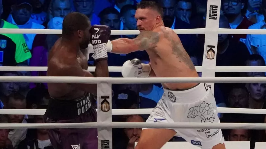 Olsksandr Usyk y Daniel Dubois durante su primera pelea
