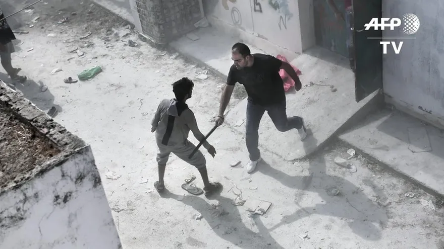 Grecia: dispersan a inmigrantes con extintores