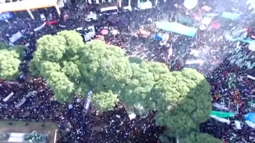 Sindicatos marchan contra Macri en Argentina