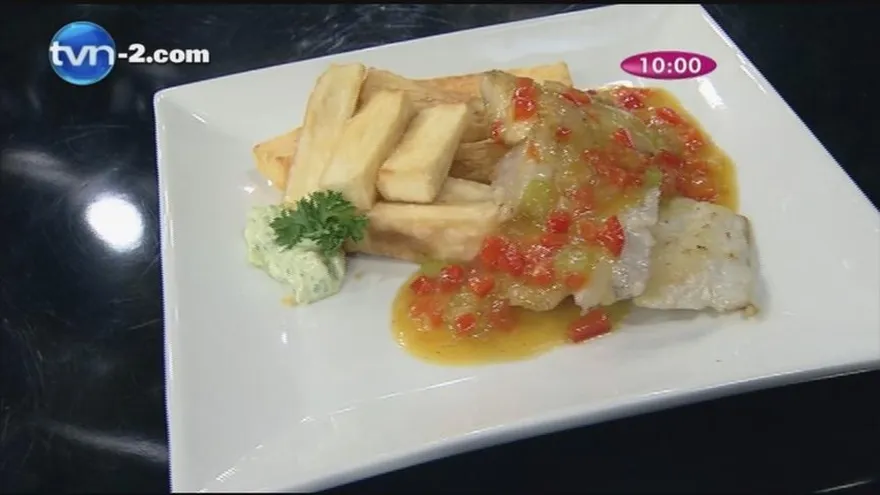 Filete de pescado con salsa de jengibre y curry con yuca frita