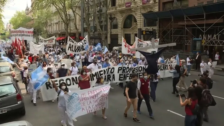 Enfermeros de Buenos Aires marchan por aumento salarial en plena pandemia