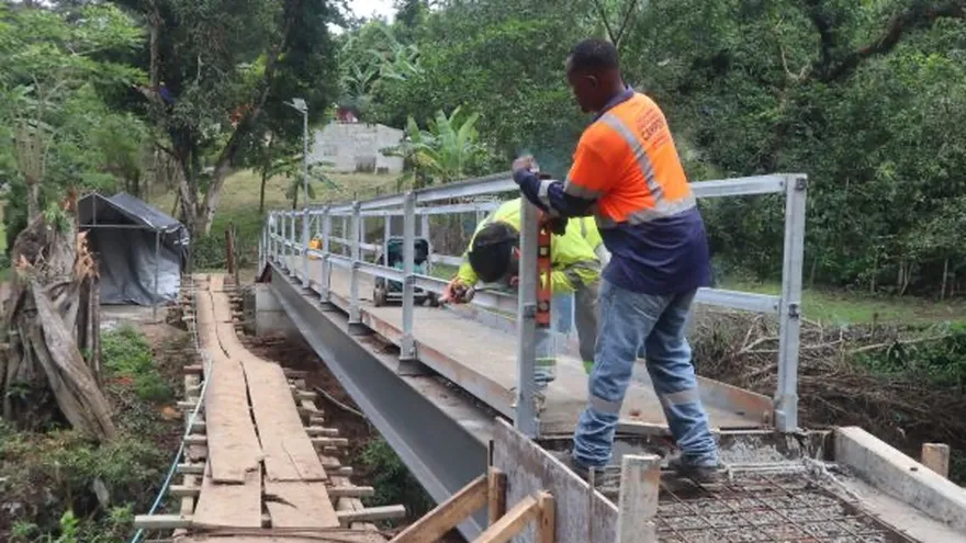MOP construye puentes peatonales y vehiculares con vigas H recuperadas
