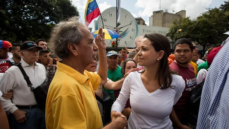 La coordinadora nacional del partido político Vente Venezuela, Maria Corina Machado (d), participa en una protesta contra el presidente Nicolás Maduro hoy, martes 20 de diciembre del 2016, en Caracas (Venezuela).