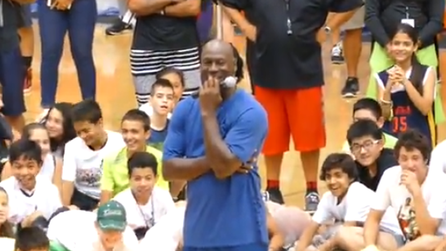 Michael Jordan, sonríe tras una canasta del niño