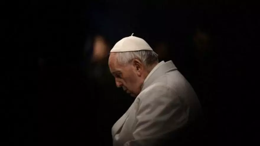 El Papa reflexiona durante el Vía Crucis en el Coliseo Romano