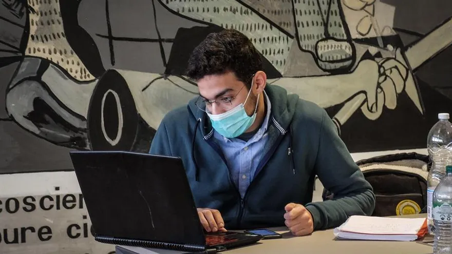 Casi dos mil personas - el 80 por ciento de ellas en Italia, Irán y Corea del Sur- han resultado infectadas de coronavirus en las últimas 24 horas, con lo que la cifra de casos confirmados en todo el mundo asciende a más de 90.000, según datos de la OMS.