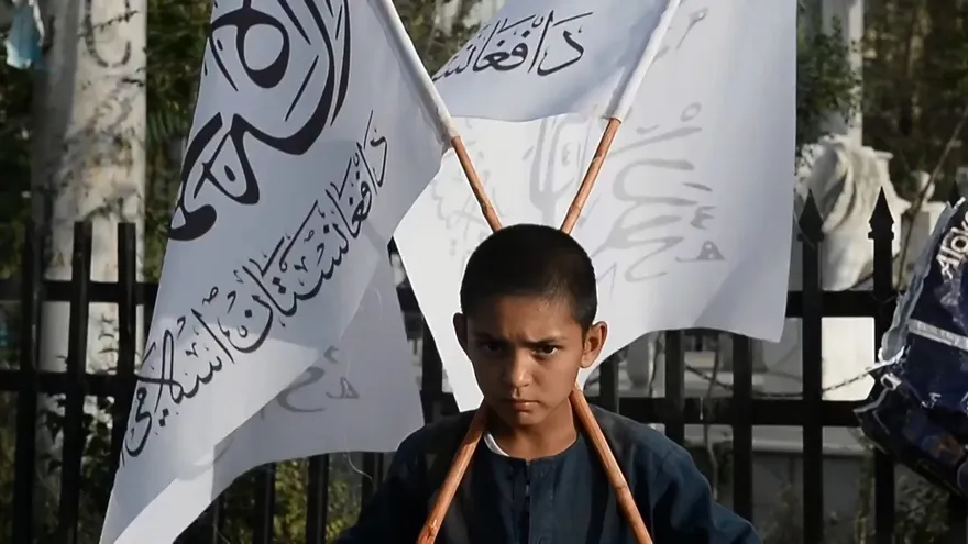 La bandera nacional afgana, símbolo de resistencia ante los talibanes