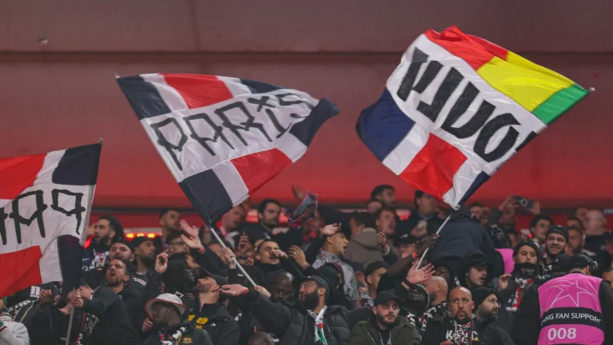 Fanáticos del PSG ondean banderas en el Allianz Arena de Múnich