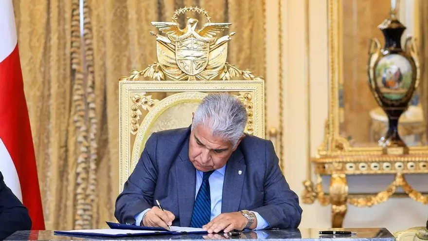 Presidente José Raúl Mulino sanciona una ley.