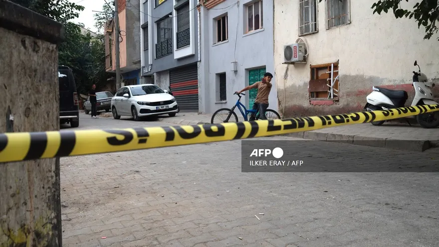 Las autoridades colocaron cinta policial en la zona cercana a la escuela donde se produjo el tiroteo en Turquía
