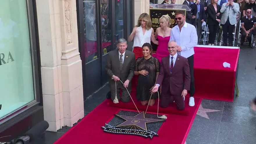 Eva Longoria recibe estrella en Paseo de la Fama de Hollywood