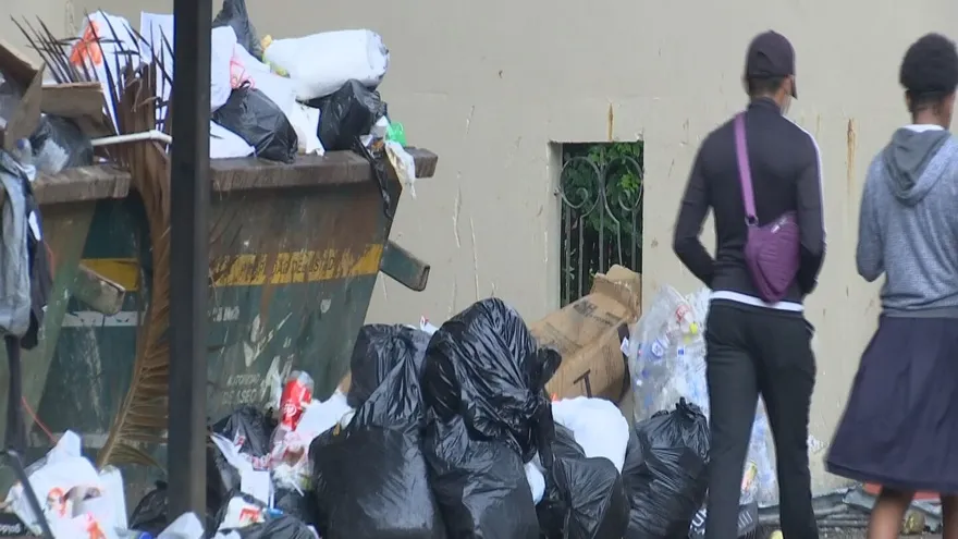 Estudiantes caminan entre basura