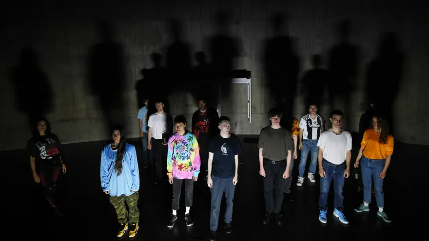 Varios actores participan en la exposición de la artista alemana Anne Imhof "Sex" este jueves en la Tate Modern de Londres, Reino Unido.