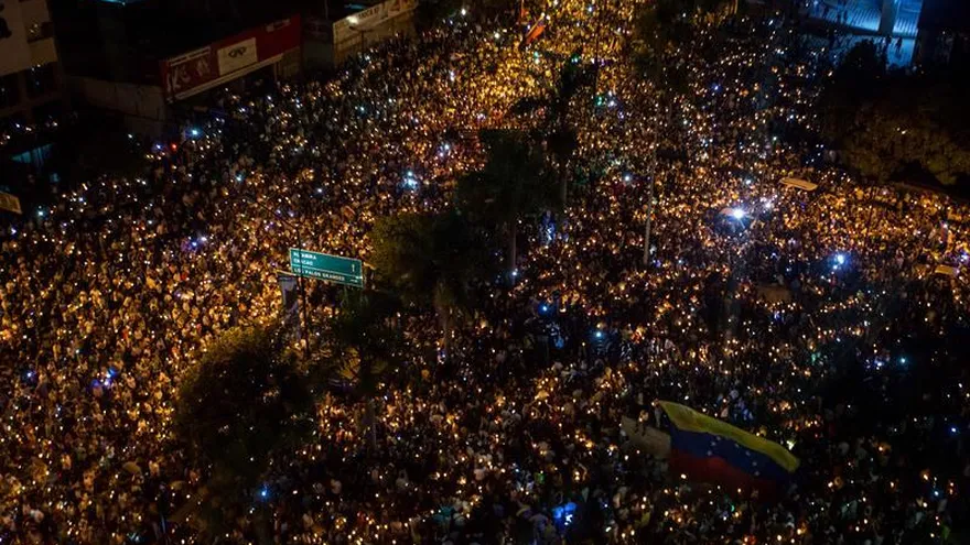 Cientos de personas participan en una manifestación nocturna contra el gobierno del presidente de Venezuela Nicolás Maduro.