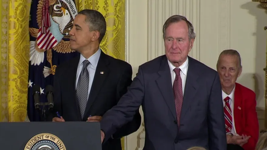 Hospitalizan a Bush padre